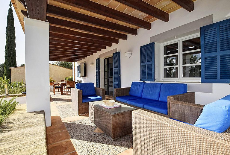 Terrasse mit Sofas und Esstisch