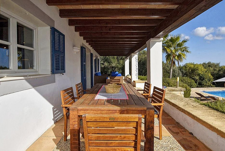 Terrasse mit Vordach und Esstisch