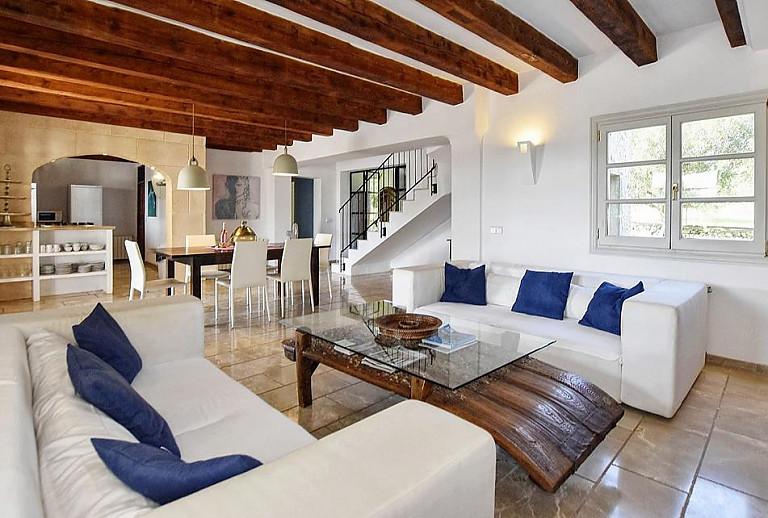 Sofas und Essbereich im Wohnzimmer