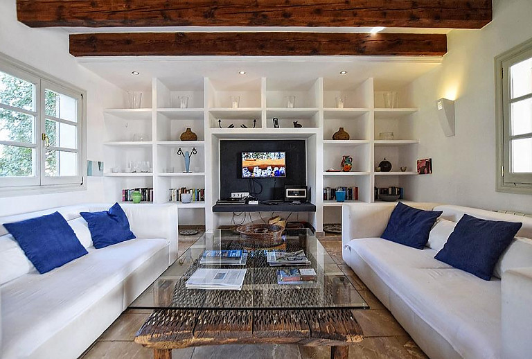 Wohnzimmer mit Fernseher und Couch