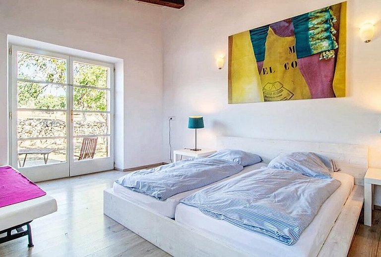 Schlafzimmer mit Doppelbett und Nachttisch