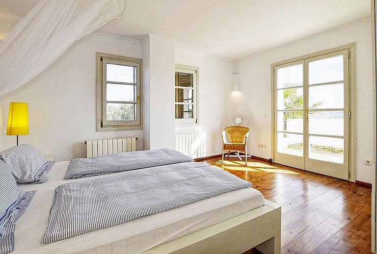 Schlafzimmer mit Doppelbett und Heizung