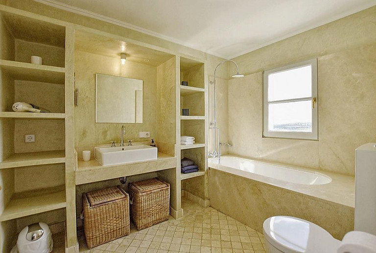 Bad mit Wanne und Waschbecken