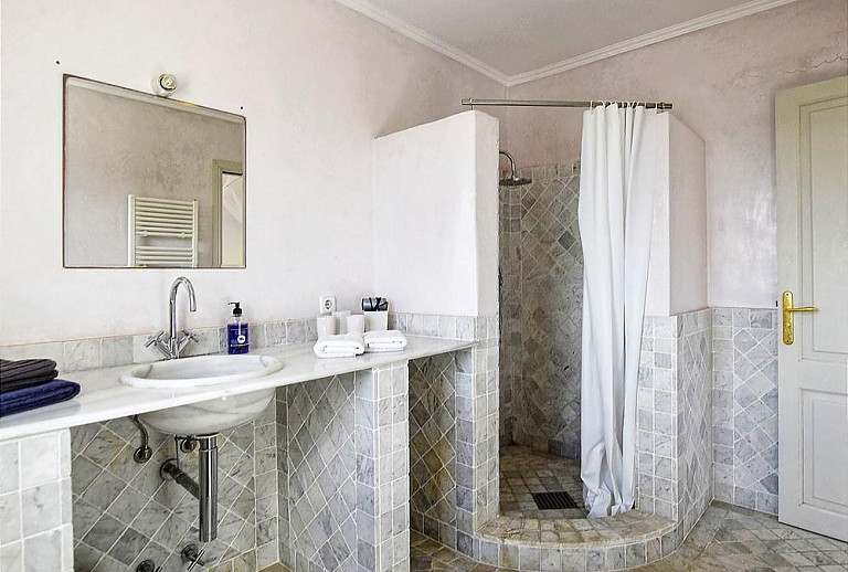 Badezimmer mit Dusche und Spiegel