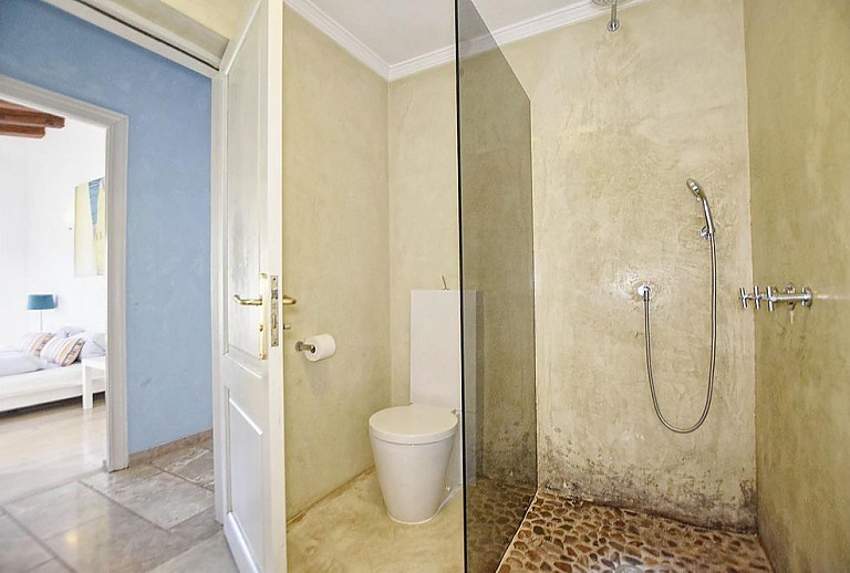 Dusche und WC im Bad