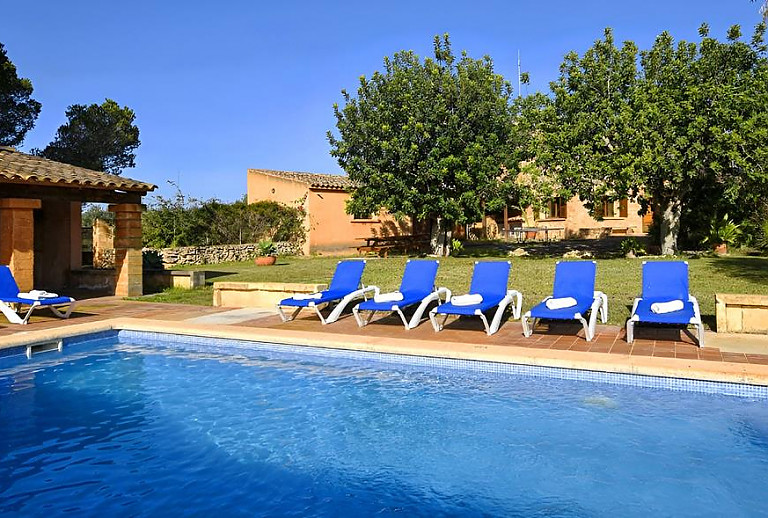 Sonnenliegen am Pool im Garten