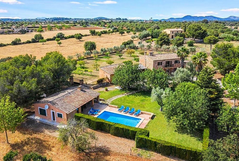 Luftaufnahme vom Grundstück mit Pool und Finca