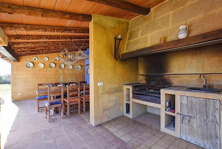 Terrasse mit Grill und Esstisch