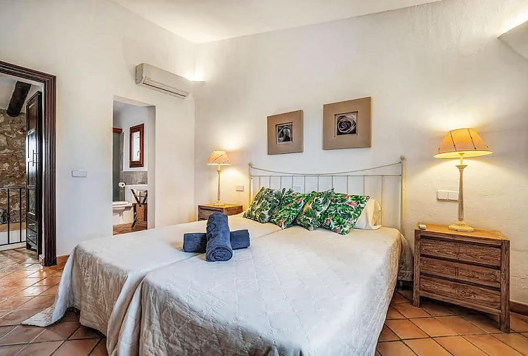 Schlafzimmer mit Einzelbetten und Badezimmer