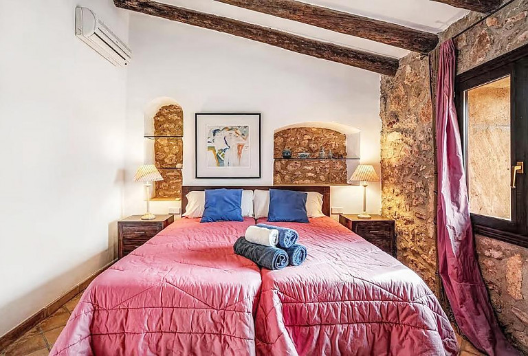 Schlafzimmer mit Einzelbetten und Fenster