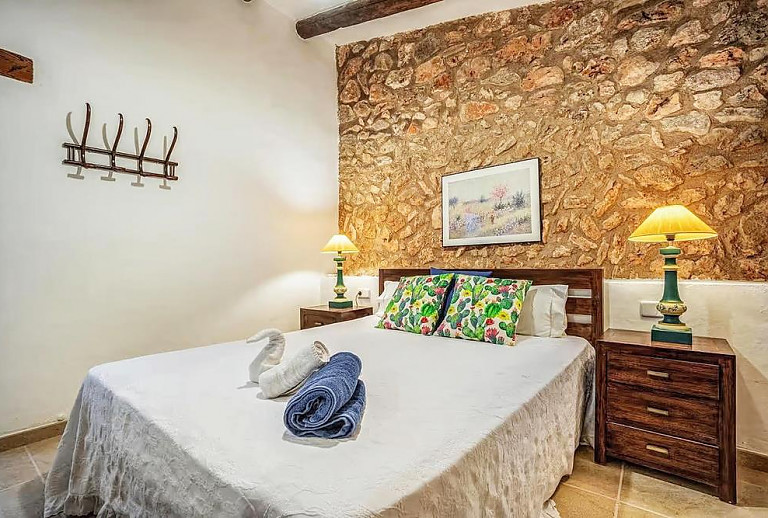 Schlafzimmer mit Doppelbett und Nachttisch