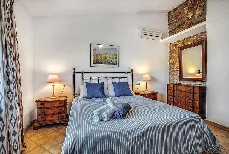 Schlafzimmer mit Doppelbett und Kommode