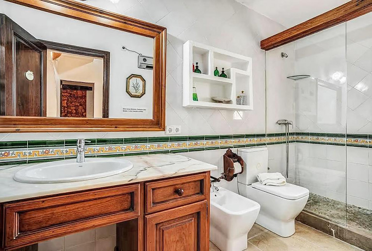 Badezimmer mit Dusche und WC