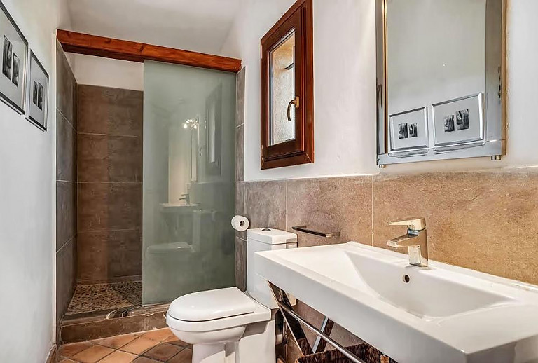 Dusche mit WC im Badezimmer