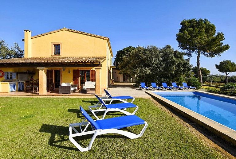 Finca mit Garten und Terrasse