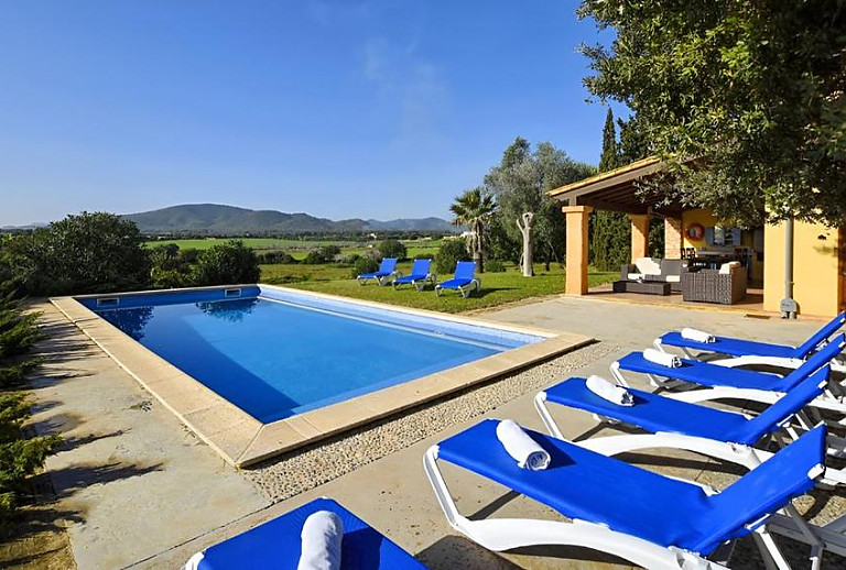Poolterrasse mit Sonnenliegen und Weitblick