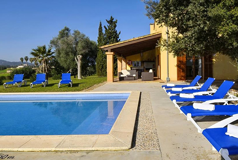 Pool vor der Terrasse der Finca