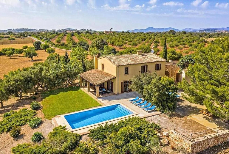 Luftaufnahme vom Pool und der Finca