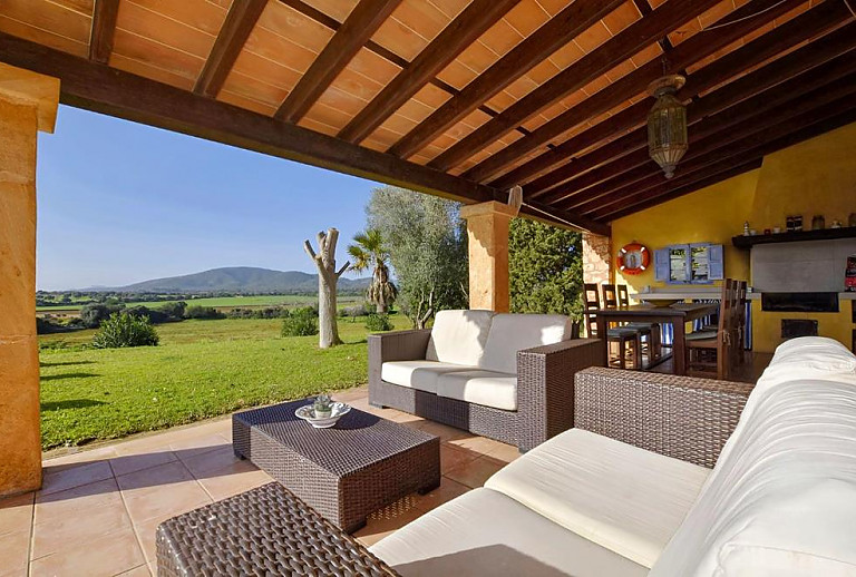 Terrasse mit Sofas und Esstisch