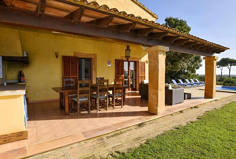 Terrasse mit Vordach und Esstisch