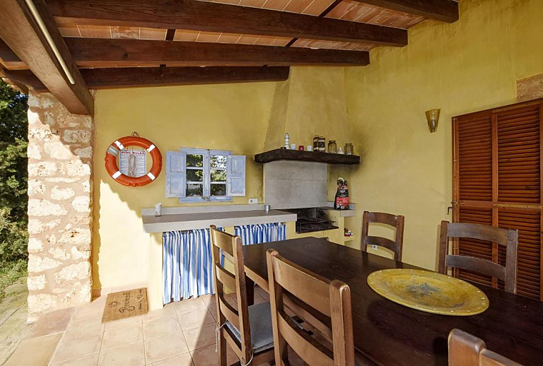 Esstisch und Grill auf der Terrasse