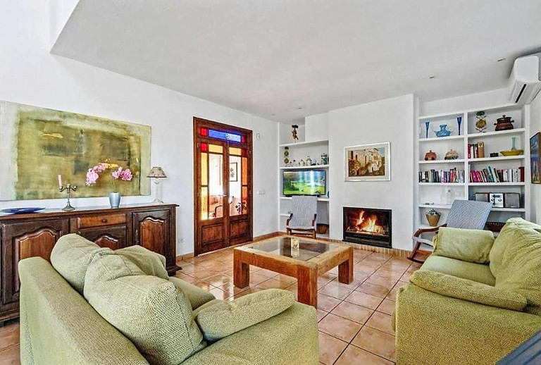 Wohnzimmer mit Kamin und Couch