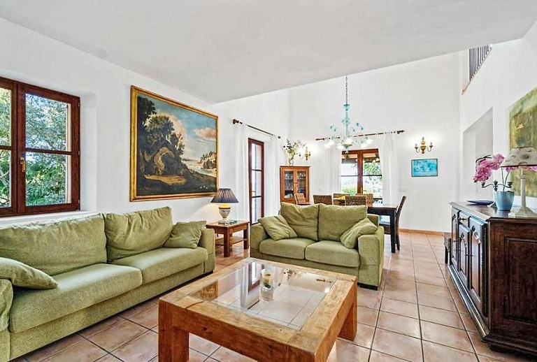 Wohnzimmer mit Essbereich und Couch