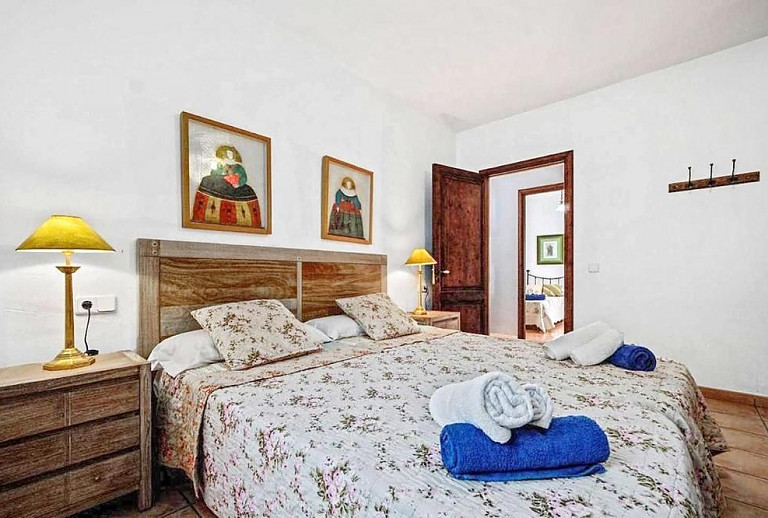 Schlafzimmer mit Doppelbett und Nachttisch