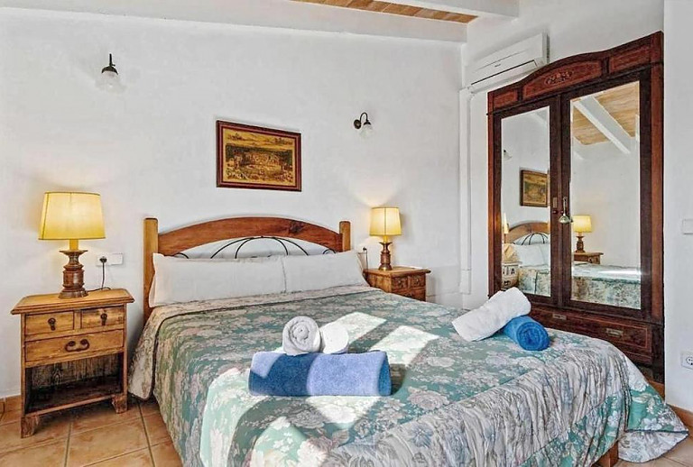 Schlafzimmer mit Doppelbett und Kleiderschrank