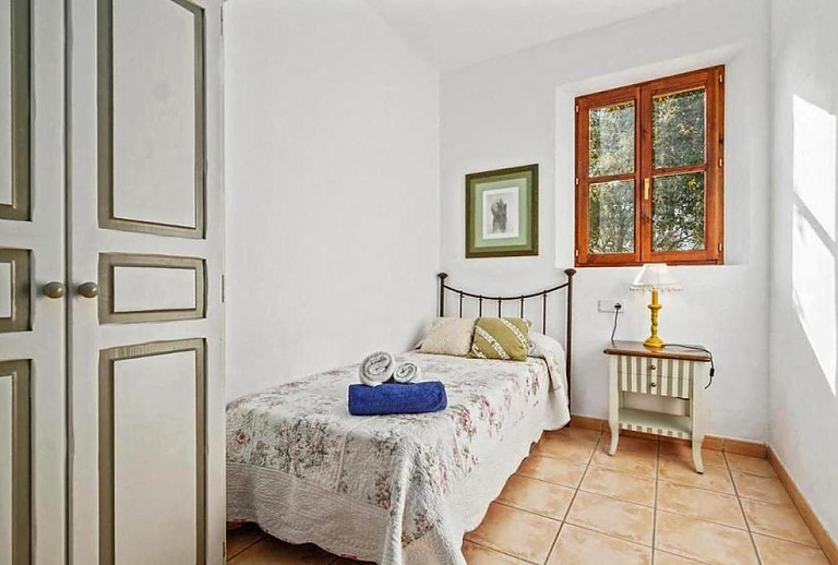 Schlafzimmer mit Einzelbett und Fenster