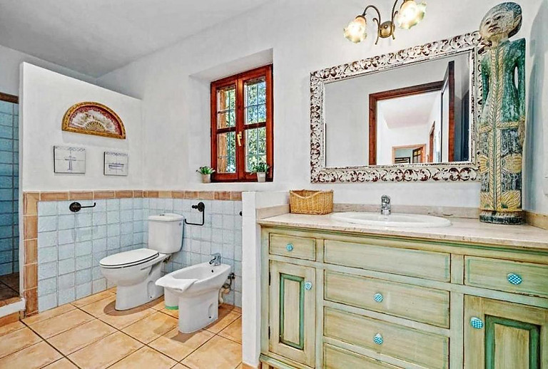 Bad mit Dusche und WC