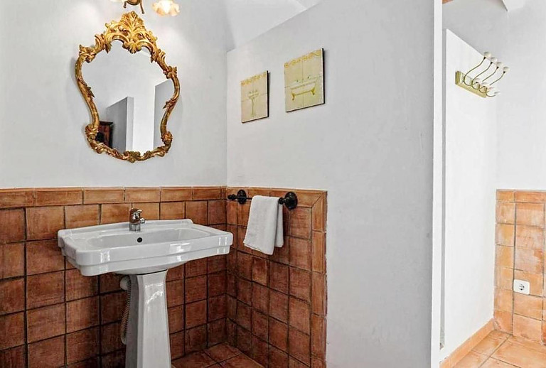 Badezimmer mit Waschbecken und Spiegel