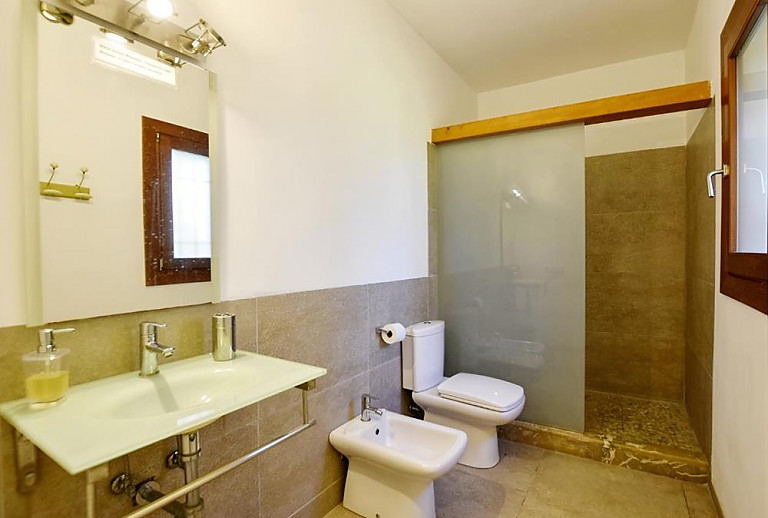 Dusche und Waschbecken im Badezimmer