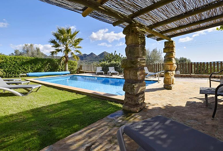 Poolterrasse mit Sonnendach und Poolliegen