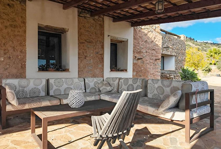 Sofas und Tisch auf der Terrasse