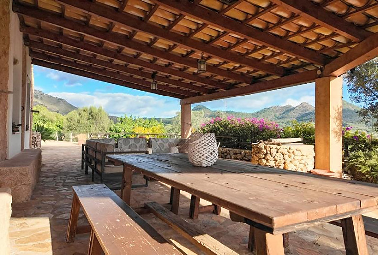 Terrasse mit Vordach und Esstisch