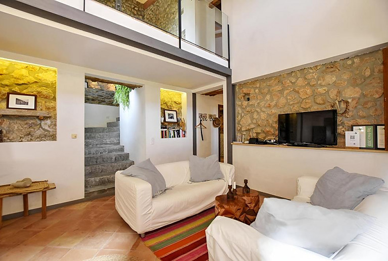 Sofas und Fernseher im Wohnzimmer
