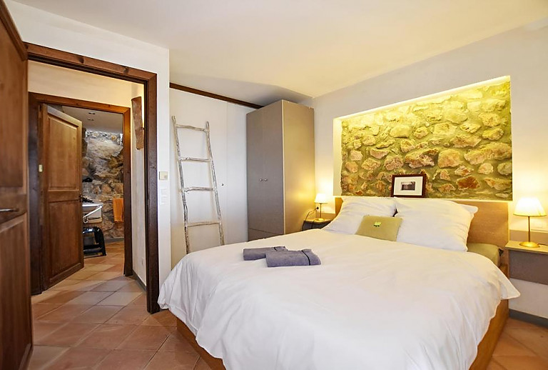 Schlafzimmer mit Doppelbett und Kleiderschrank