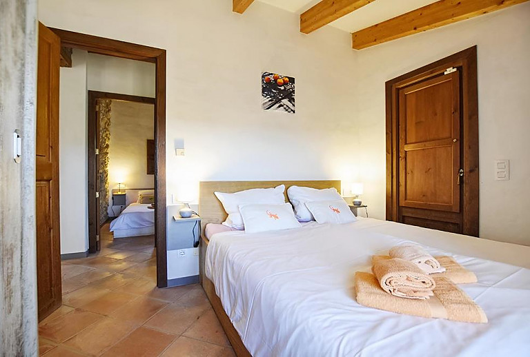 Schlafzimmer mit Doppelbett und Nachttisch
