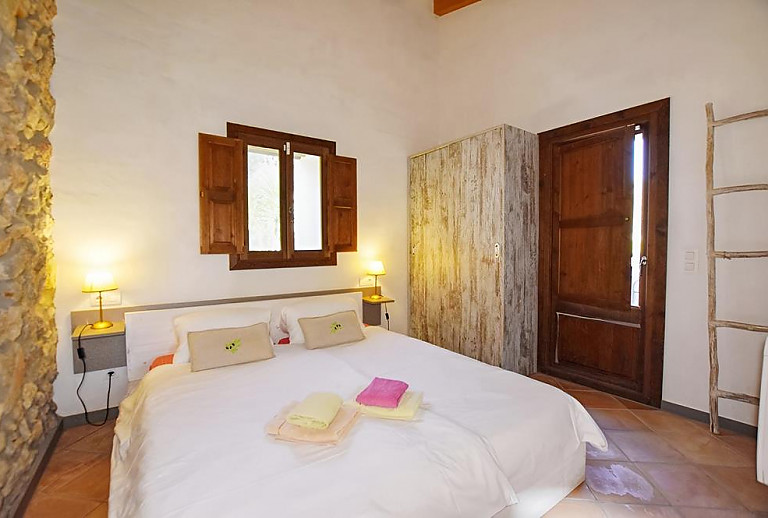 Schlafzimmer mit Doppelbett und Fenster