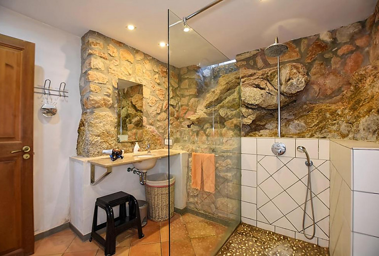 Badezimmer mit Dusche und Waschbecken