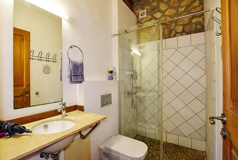 Dusche und WC im Badezimmer