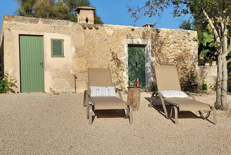 Sonnenliegen im Hof des Ferienhauses