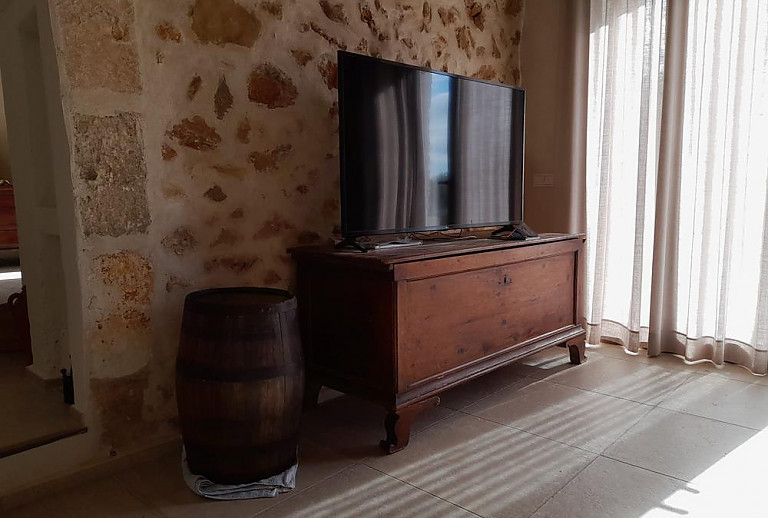 Wohnzimmer mit Fernseher und Kommode
