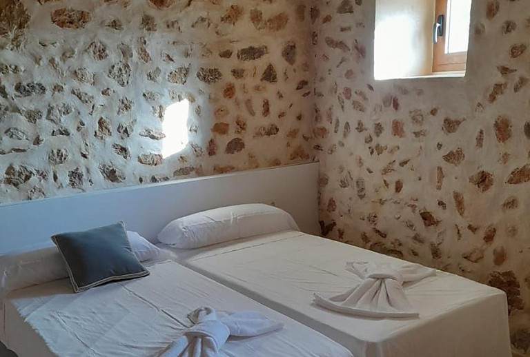 Schlafzimmer mit Einzelbetten und Fenster