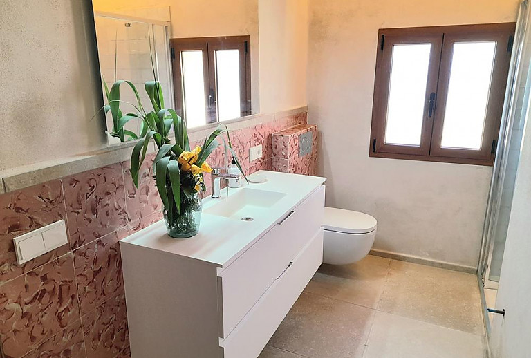 Bad mit Waschtisch und WC