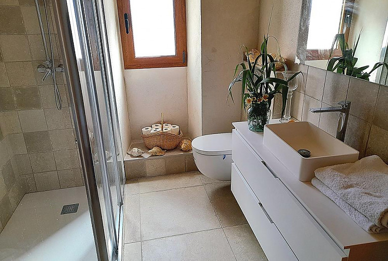 Bad mit Dusche und Waschbecken