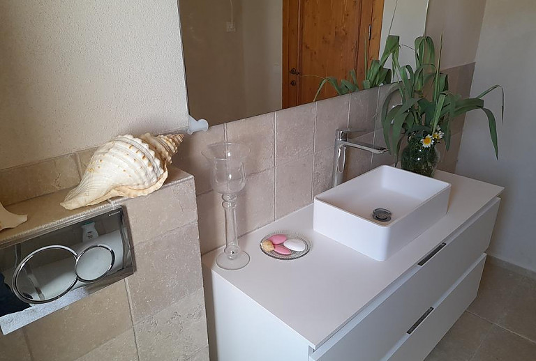 Badezimmer mit Waschbecken und Spiegel
