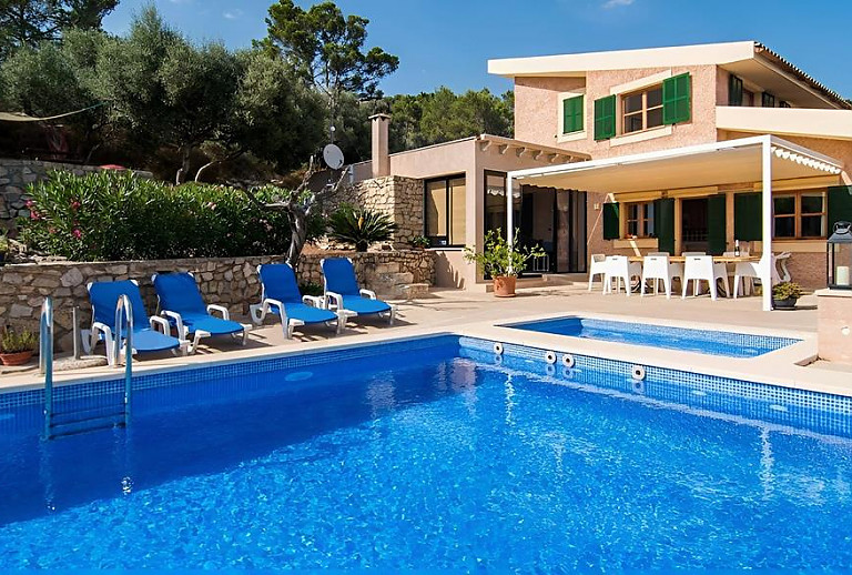 Whirlpool und Schwimmbecken vor der Terrasse der Finca