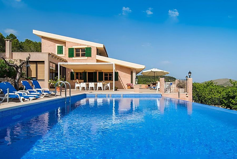 Finca mit Pool und Terrasse